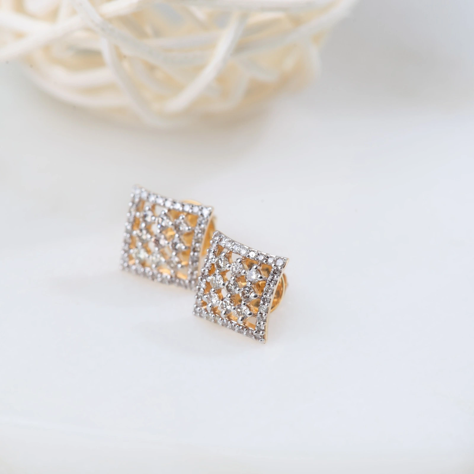 Diamond Lattice Geometric Studs