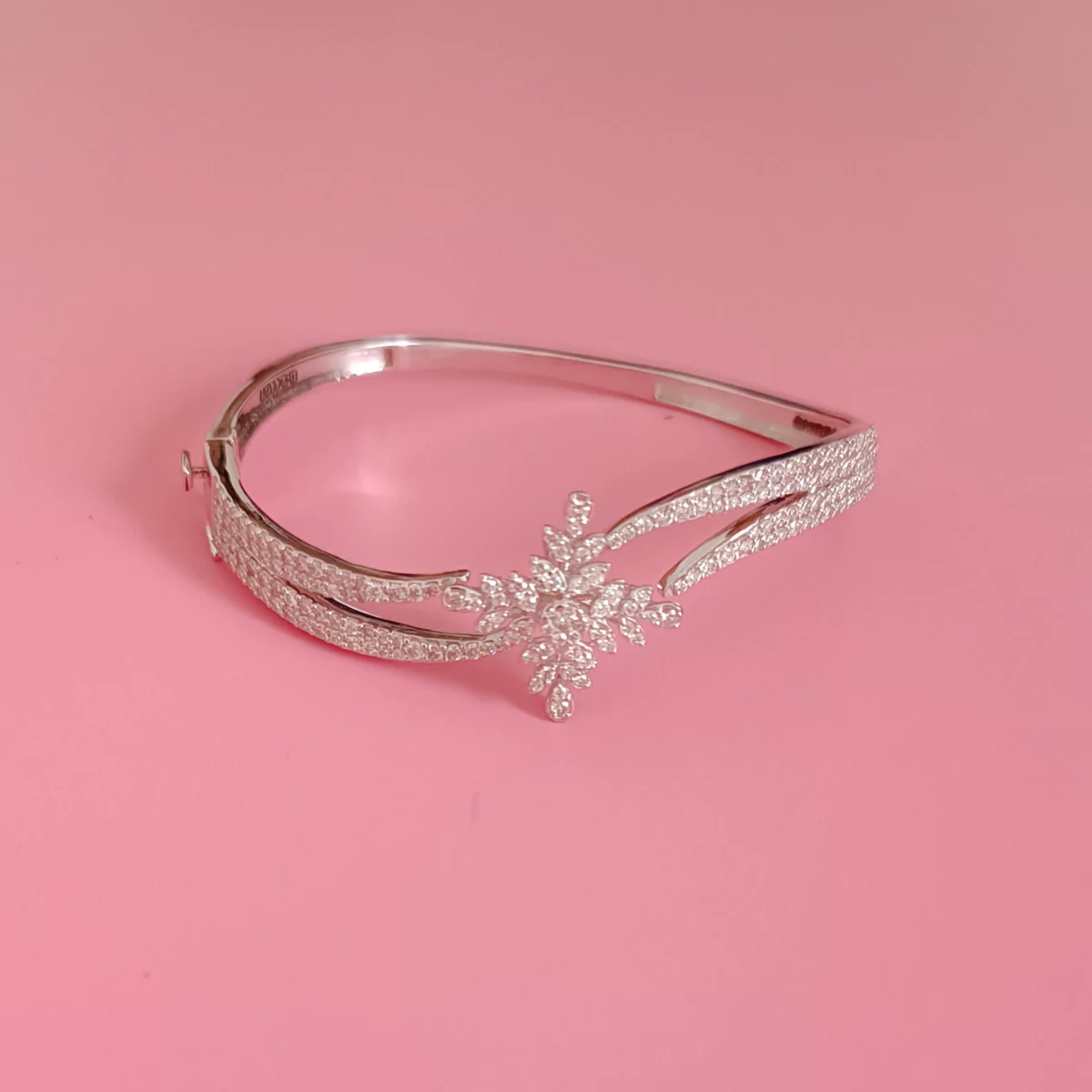 AdhikaDiamond & White Gold Polish - Image 2