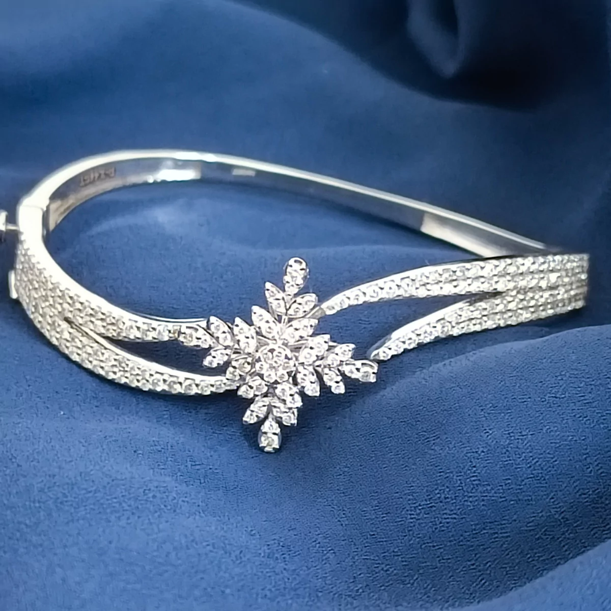 AdhikaDiamond & White Gold Polish - Image 5